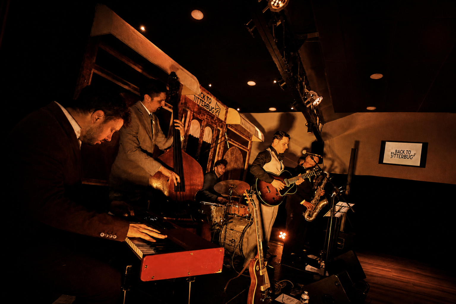 L'orchestre The Big Marteen's en concert : piano, contrebasse, batterie, guitare et saxophone