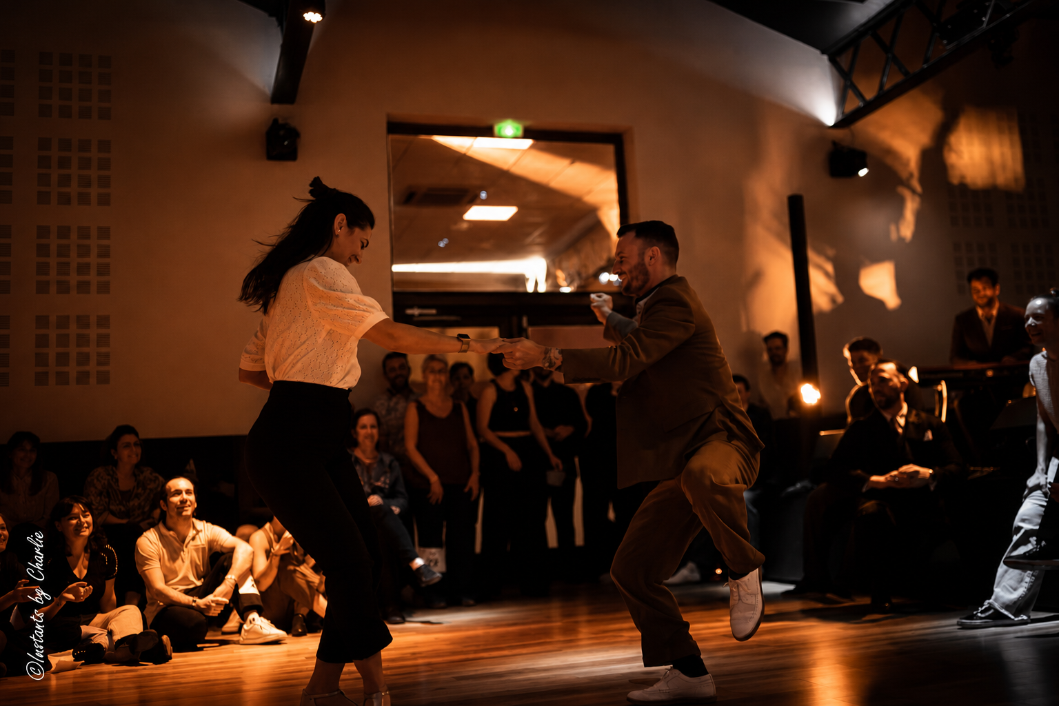 Danseurs de Lindy Hop en charleston partagé pendant une démonstration