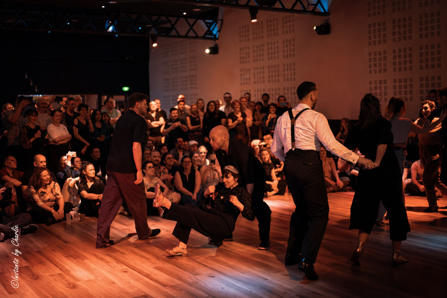 Jack'n'Jill de Lindy Hop : trois couples en démonstration devant le public du festival